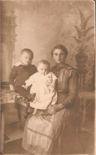 1892_02_08_christina_mj_joosten_1919_met_cornelis_en_cornelia.jpg